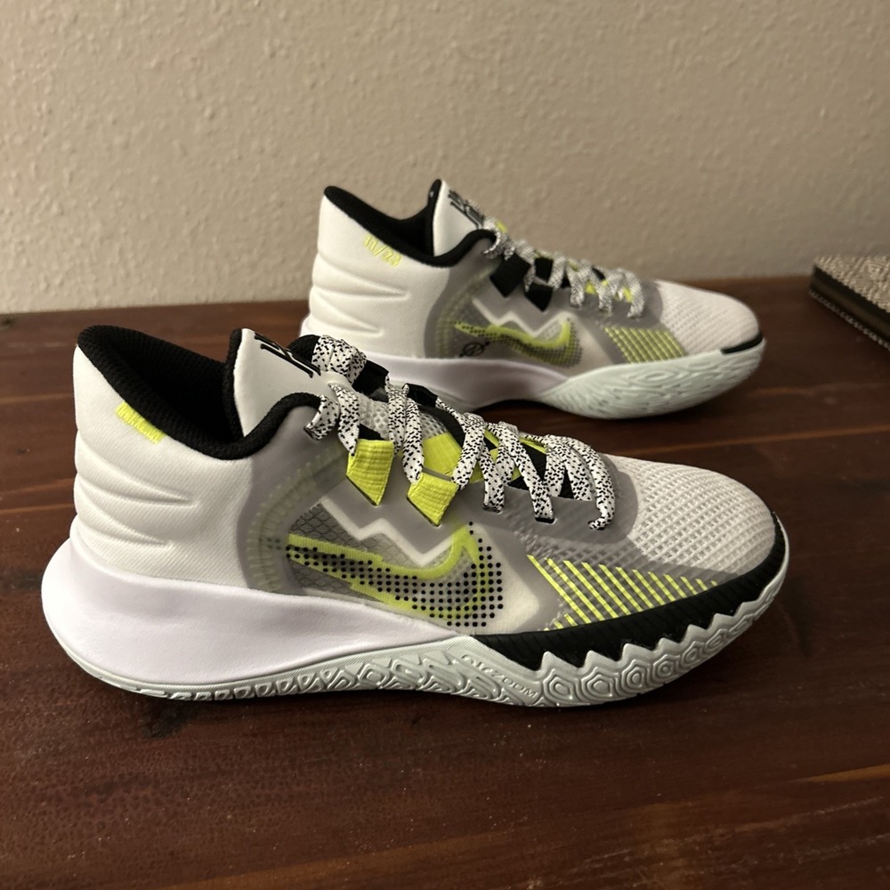 NIKE KYRIE FLYTRAP V SUMMIT WHITE/BLACK SIZE MEN'S 4, Women's 5.5‎ [CZ4100-101]